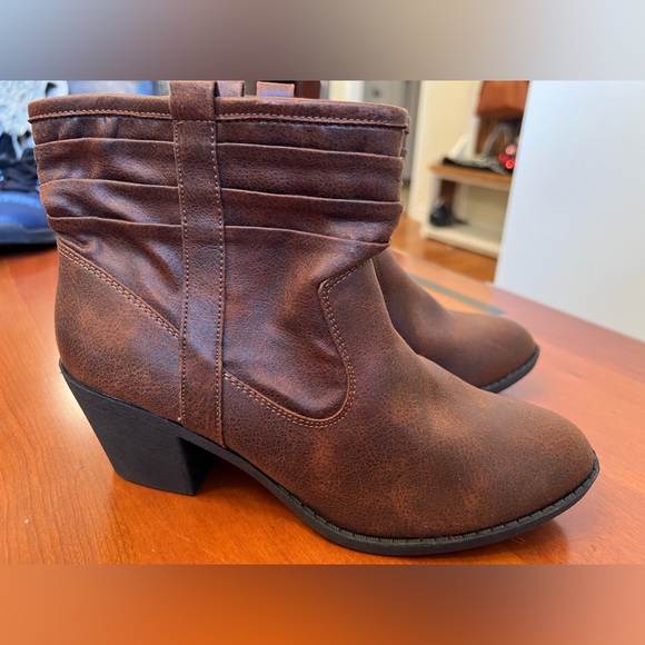 ๐ 2 For $15 (If Under 5 Lbs) Brown Heeled Booties - Picture 1 of 6
